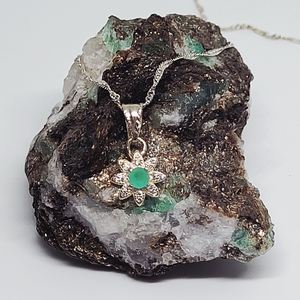Elegant Silver and Emerald Natural Pendant Necklace
